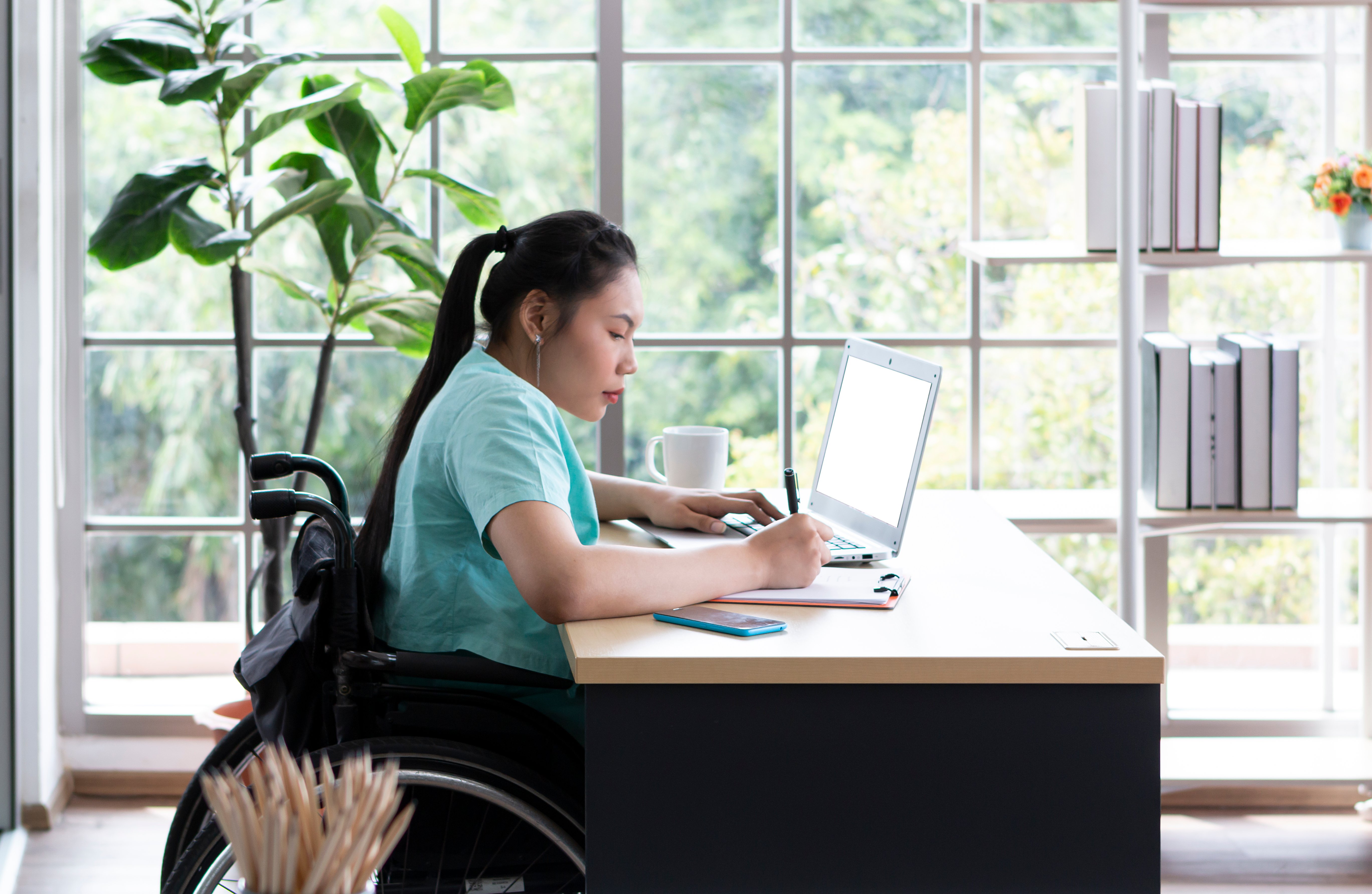 Cómo el trabajo remoto me abrió puertas después de mi lesión (y cómo aprendí a cambiar sin culpa)